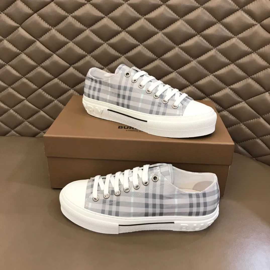 p400 "Burberr*" men's classic low-top sneakers, reinterpreted in Vintage check cotton material and decorated with a new brand logo. First-layer sheepskin lining, embossed Burberry logo on the heel, and original TPU outsole! Size: 38-44 No. 068